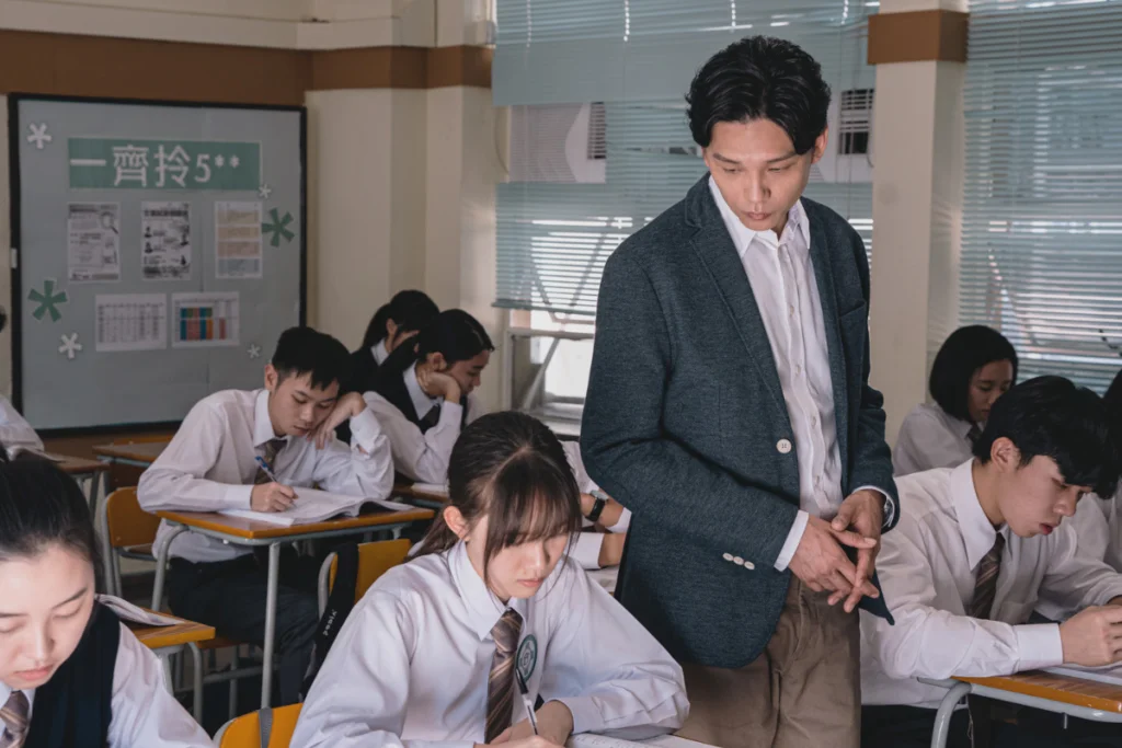 盧鎮業（小野）首次擔任男主角，飾演背付沉重過去的中學老師鄭Sir。