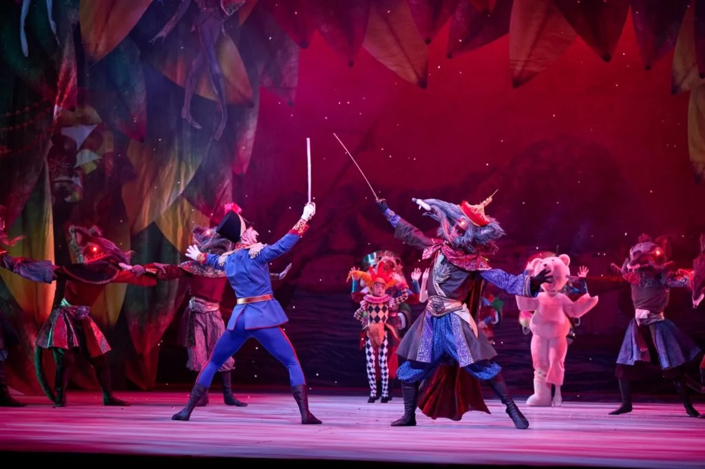 舞劇中老鼠王的服裝靈感來自香港海盜張保仔