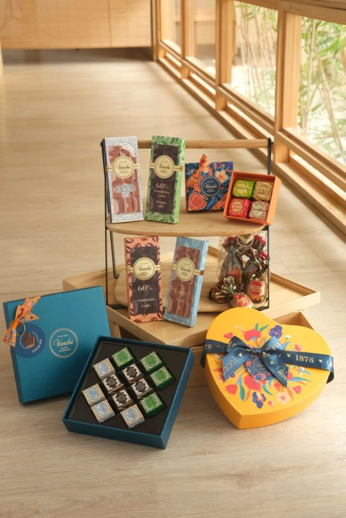 意大利巧克力品牌Venchi禮品包含巴洛克巧克力心形禮盒（266g）、Cremino巧克力藍色禮盒（12粒裝）、皇牌產品魚子醬巧克力、朗姆酒巧克力（4粒裝）及意大利雪糕（120g）等。