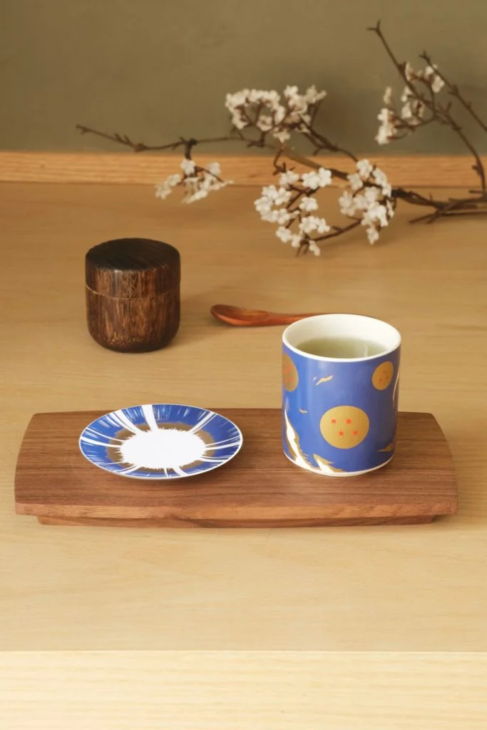 下午茶瓷杯套裝中有龜波氣功陶瓷小碟，可作杯墊，或配上七龍碟茶杯使用，美觀又實用。