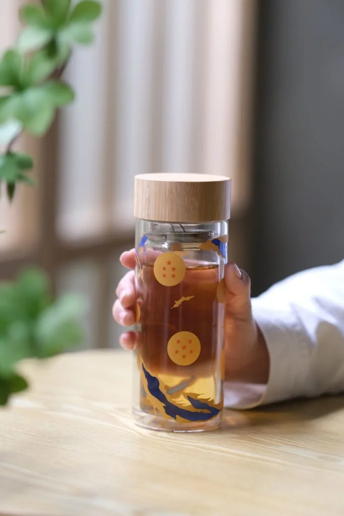 七龍珠玻璃水樽使用雙層設計,能達到保溫效果,加上水樽內附有茶隔,裝任何飲品都非常方便攜帶。