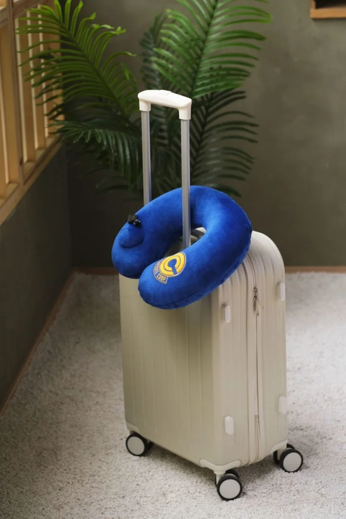Capsule Corp旅行頸枕上有精緻風Capsule Corp字樣圖案刺繡,實是龍珠迷的必追收藏品。而且,使用充氣設計,可輕鬆收納,質料親膚舒適,能在旅途中好好呵護頸椎。