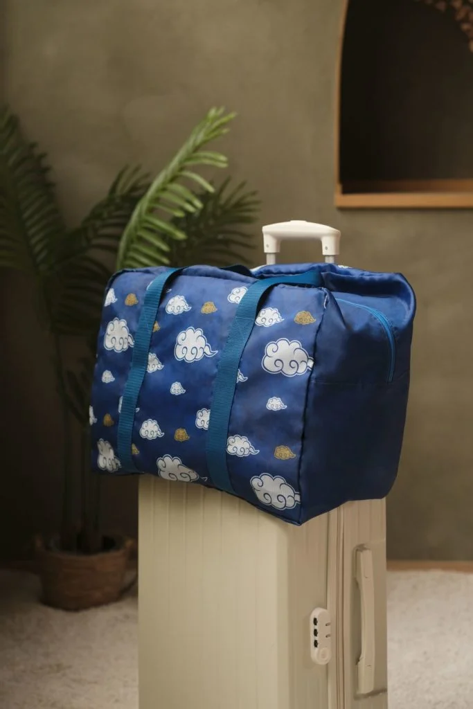 筋斗雲摺疊式旅行袋使用尼龍質料，輕薄易收納，同時，可插在行李箱的拉杆上，是旅行必備好物。