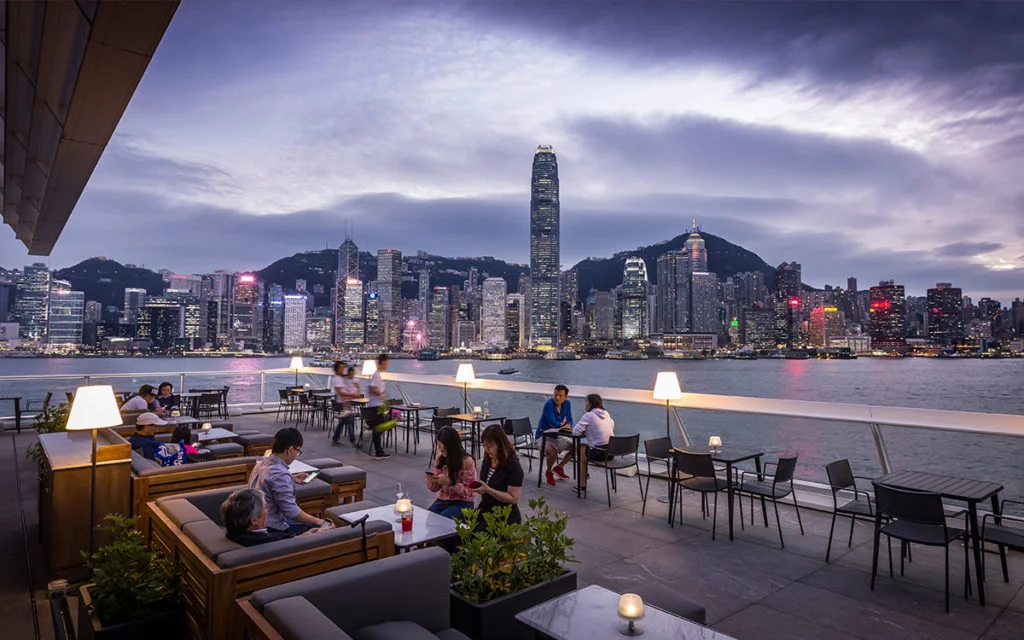 海港城向來是香港的美食熱點，設有近百間特色餐廳食肆，薈萃多國美食，當中不少更坐擁維港美景。