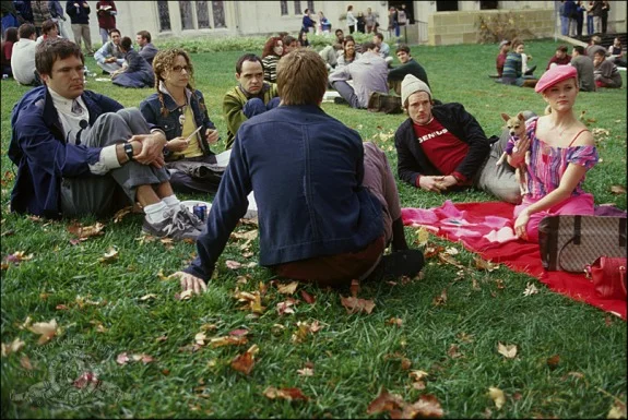 電影中不會打扮的哈佛學生與女主角 Elle 形成強烈對比。筆者相信現實的哈佛學生不但聰明，也很會打扮。