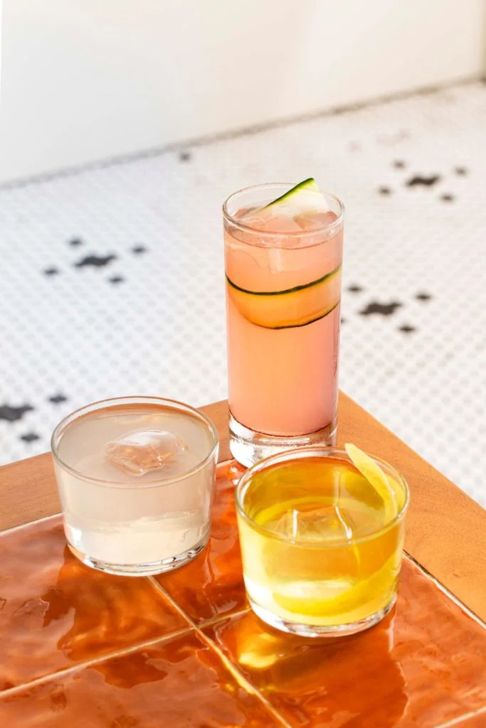 調酒師 Lorenzo Antinori 以「HK Ginspiration」為主題創作的三款全新雞尾酒：（左起）Leone Gimlet （N.I.P CATNIP Gin Series No. 2 - Dahongpao, Lemon Cordial, Orange Blossom, Elderflower）、Bicycle Thief（N.I.P Rare Dry Gin, Lime, Campari, Cucumber, Shiso, Soda）、Yuzu Negroni（N.I.P Rare Dry Gin, Yuzu, Suze, Fortified Wine, Lemon Oils）