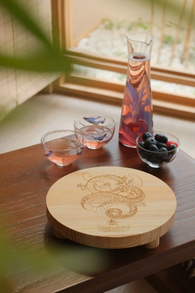 木製矮腳托盤以高品質木材製成,托盤上刻有細緻的神龍圖案。