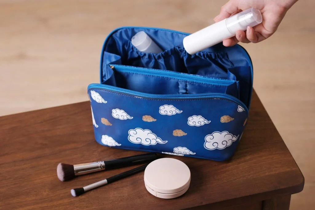 筋斗雲化妝袋內有多格分層,可將化妝品、護膚品妥善收納,要化妝也不用東找西找。