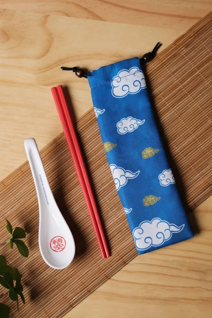 筷子連湯匙套裝，可將筷子與餐匙放在收納袋內，自備餐具方便又環保。