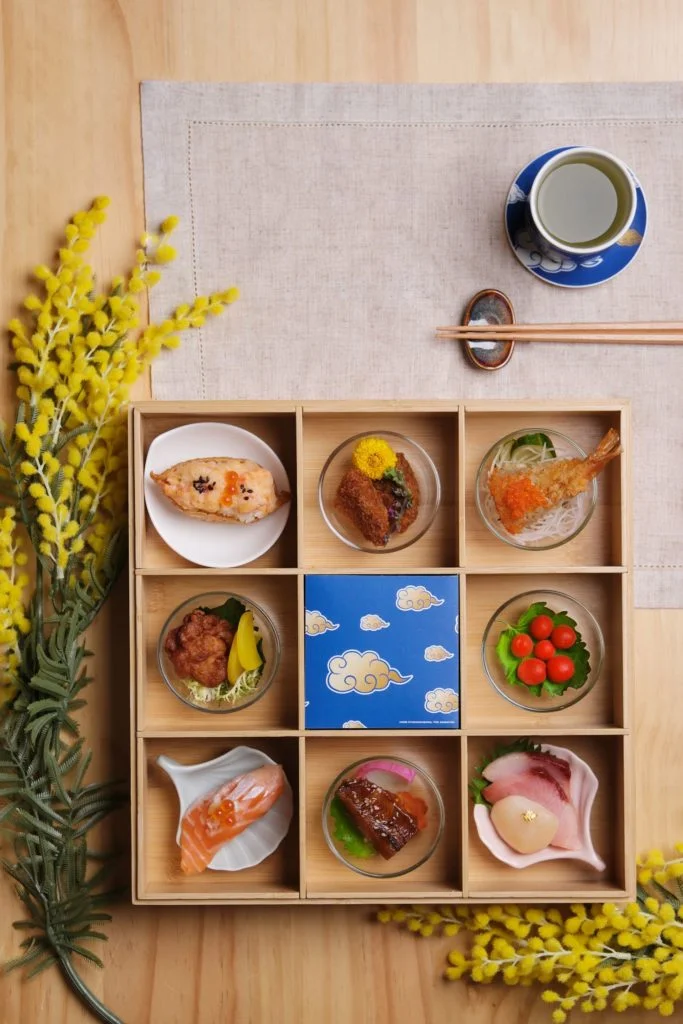 高級竹製格子盛盒蓋面以精緻的雕刻技術刻上筋斗雲圖案，十分細緻。放入精緻的日式美食，為餐桌添上奢華和風感。