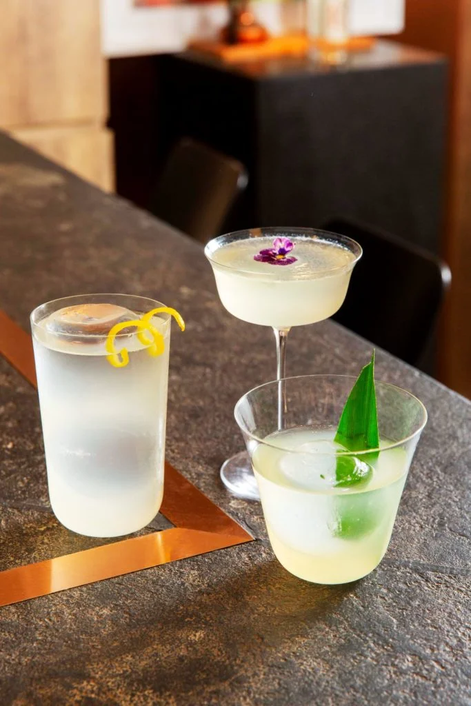 調酒師 Shelley Tai 以「HK Ginspiration」為主題創作的三款全新雞尾酒：（左起）Harbour Sunset Spritz （N.I.P CATNIP Gin Series No. 2 - Dahongpao, Peach, Dill, Yuzu, Prosecco）、Central Night （N.I.P Rare Dry Gin, Sherry, Elderflower, Citrus, Earl Grey Tea）、 King & Queen（N.I.P Rare Dry Gin, Pandan, Coffee, Durian, Milk Punch） 