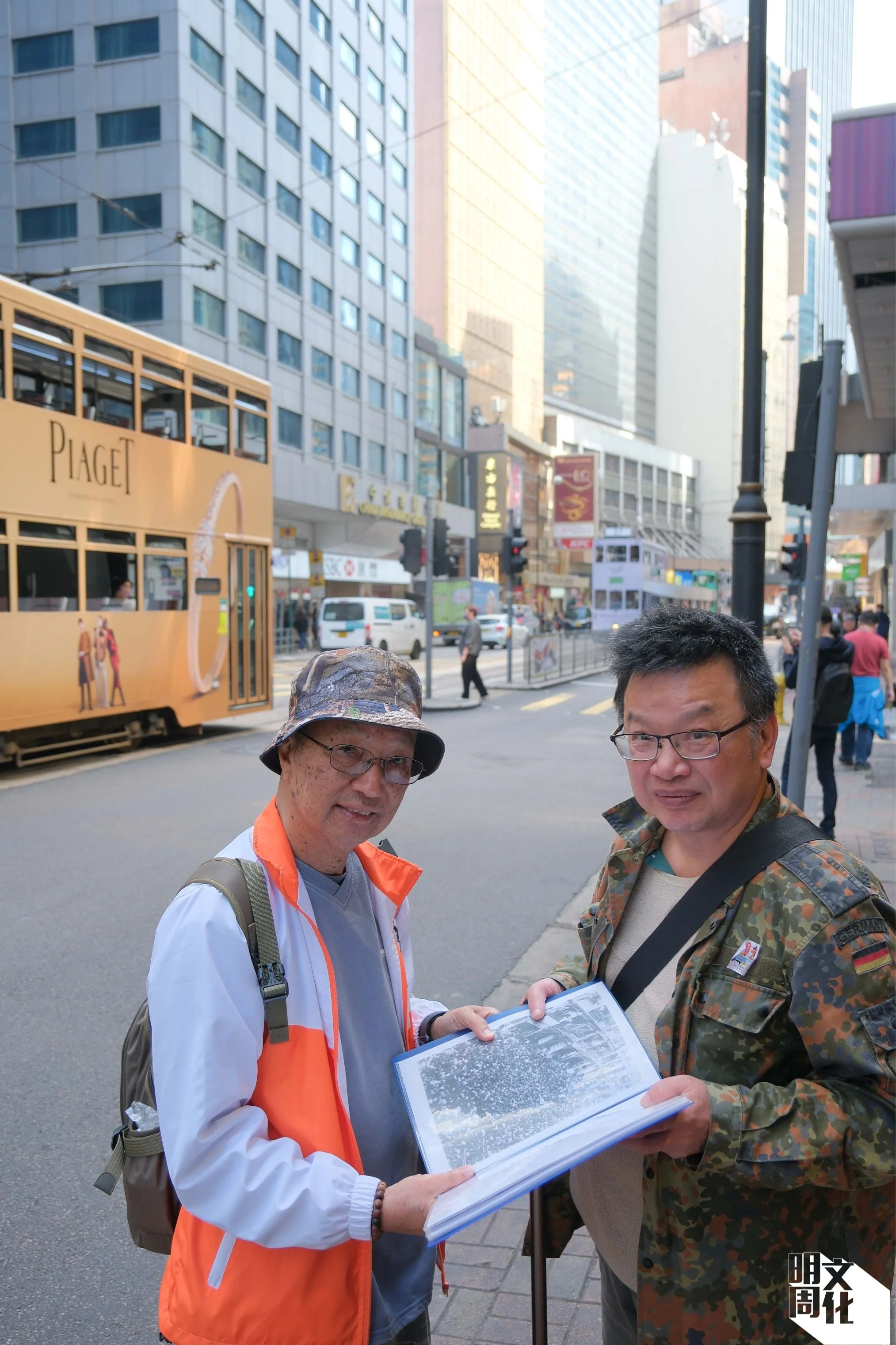 香港社會保障學會會長梁寶霖（左）與專研罷工史的梁寶龍（右），身後為「海員工會」昔日會址。