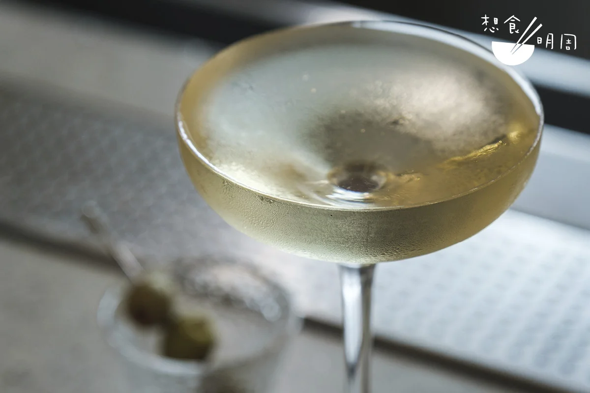 Dirty Martini//Kit今年為歐陽應齋漫畫展推出了名為《鹹濕》的特別版氈酒，浸以橄欖的氈酒已富有鹹鮮，作為基調製成Dirty Martini，再附上三粒橄欖，要多鹹濕，豐憸由人。（$130）