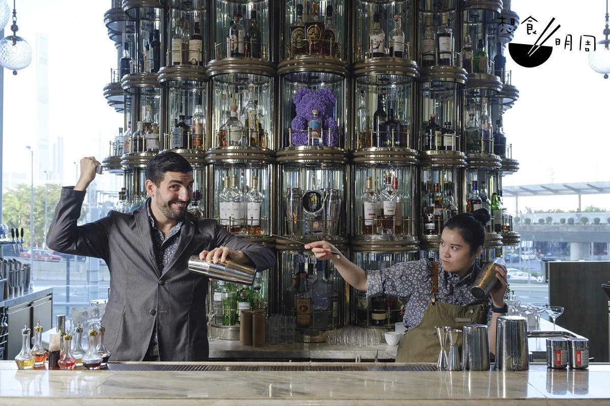 Federico（左）和Yvonne（右）認真又佻皮，年輕團隊對雞尾酒抱有夢想和熱血，每天擦出不少火花，「兩星期一次 的大會，每人也興奮踴躍發表意見。每人個性不一， 但我們不會一人做一款雞尾酒，而是一同取得共識去創作一系列雞尾酒。」