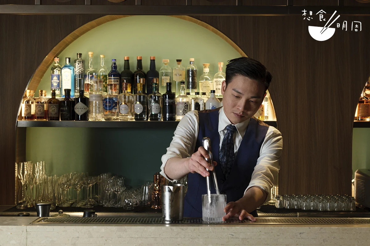 對Kenzo來說，酒吧不止是品酒的地方，還是治療心靈的地方。工作累了、戀人走了，一位溫柔的 bartender可能會讓你更有回家的感覺。