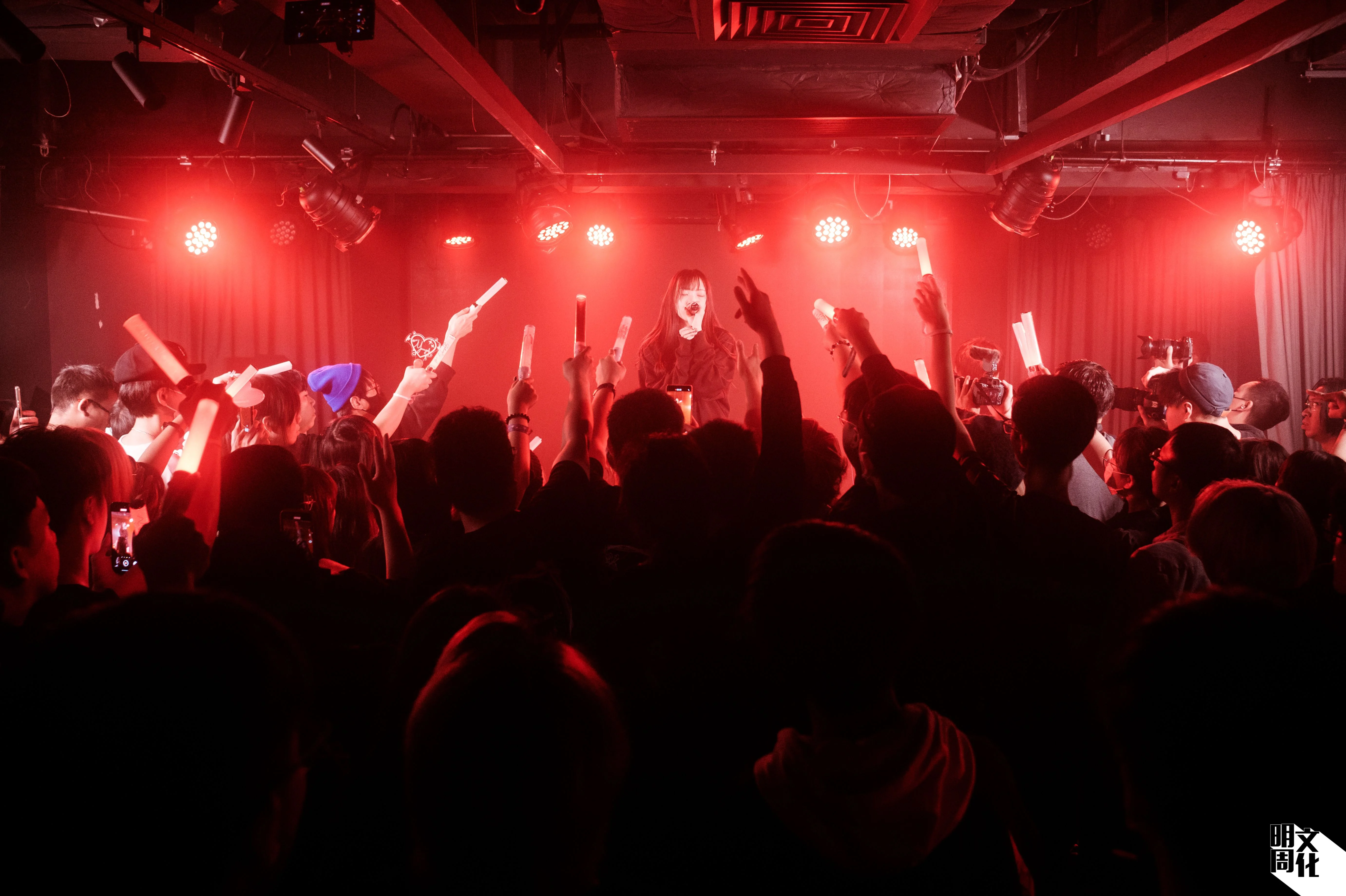 幽夜在生誕祭上表演，粉絲為她打call應援。