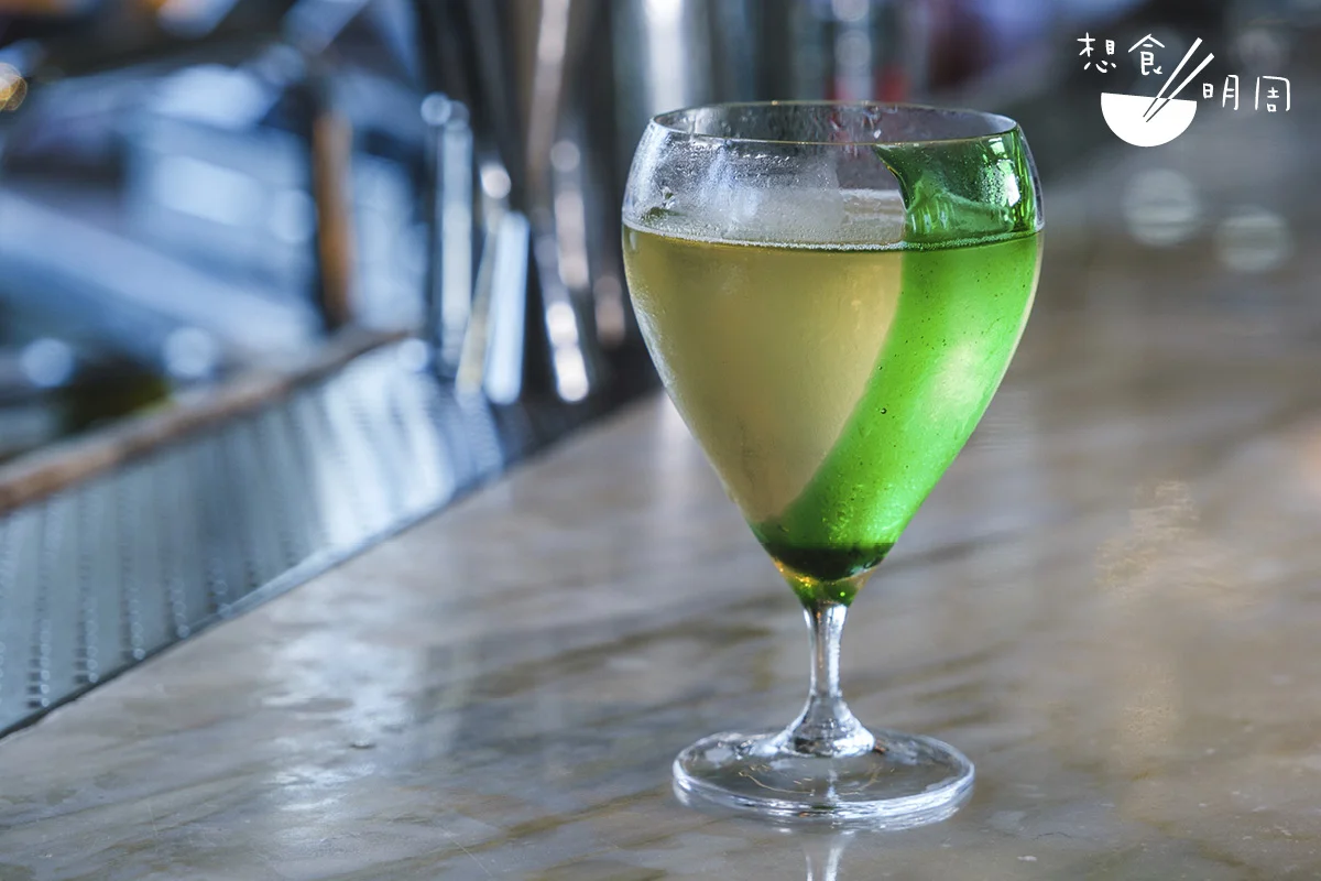 Buzz Club//以香港第二多的野花—薑花作主調，雞尾酒採用Monkey 47 乾氈酒、 Avallen蘋果酒、薑花、蜂蜜、柑橘和香檳。田野間的花香和果香平衡， 配合微微汽泡感，清新舒爽。（$195） 