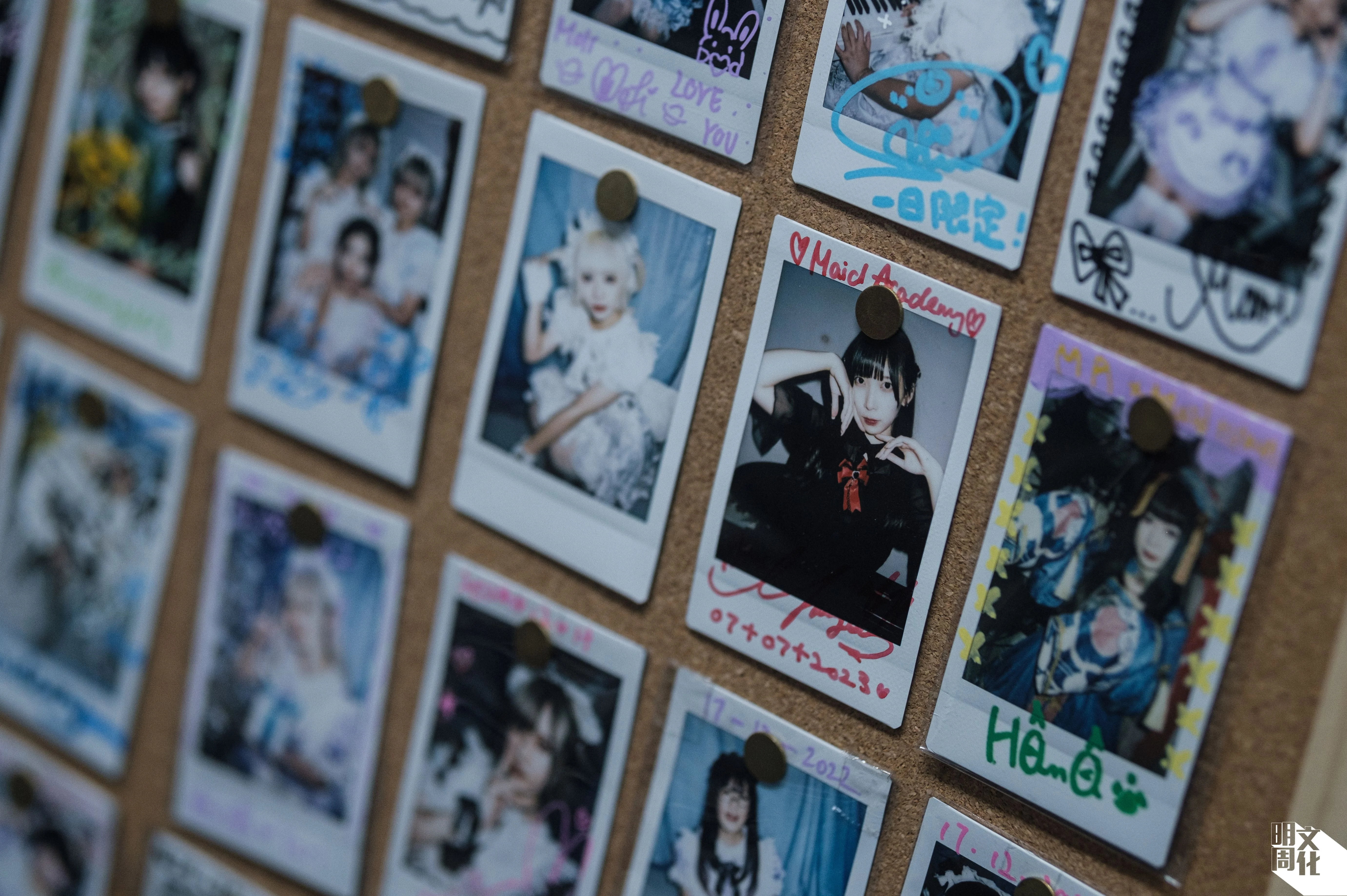 地下偶像不時在女僕餐廳舉行演出，餐廳牆上掛着幽夜的簽名Cheki（即影即有）。