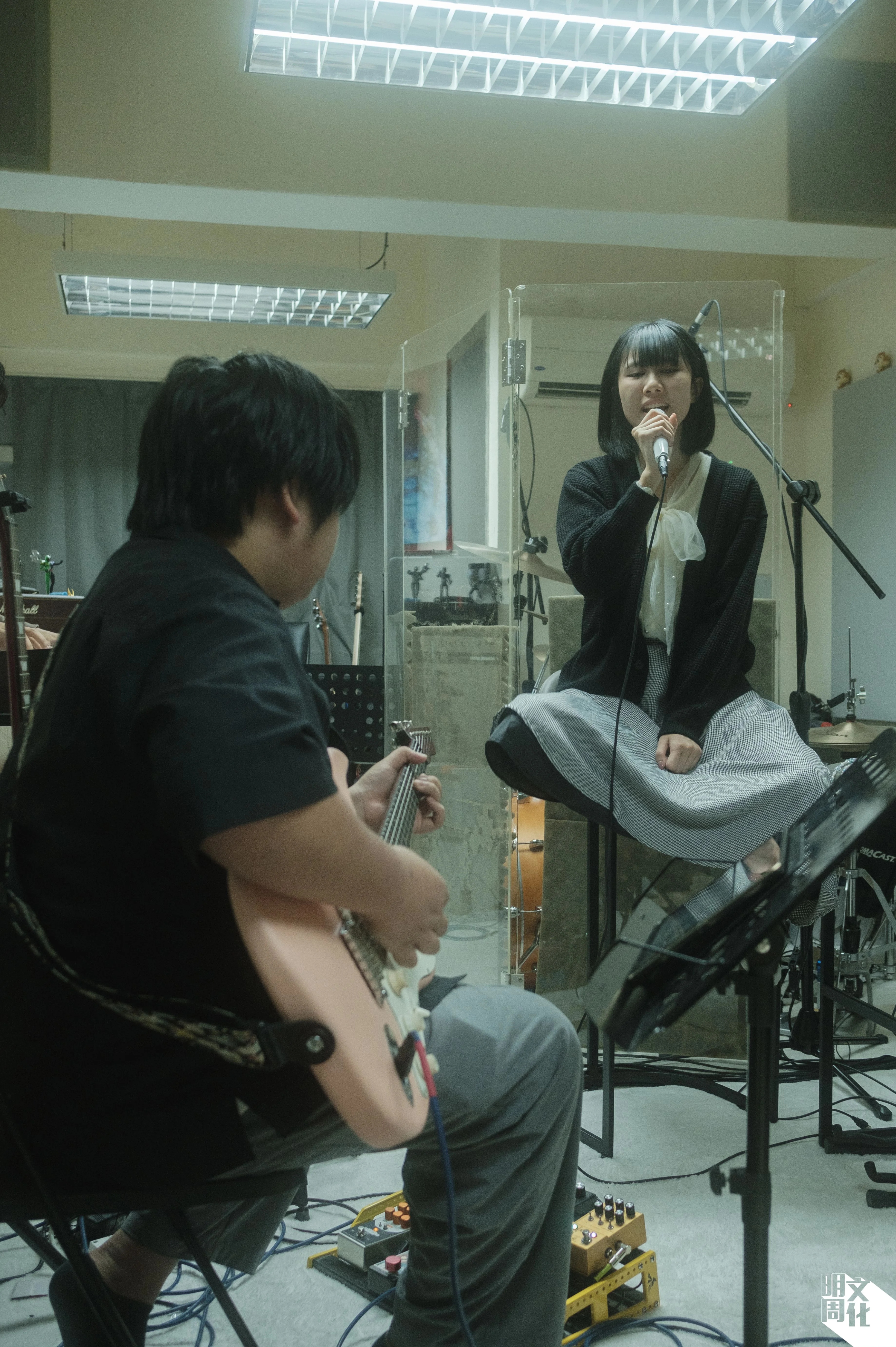 AOI是樂隊主唱，她與樂隊結他手Aki在排練。