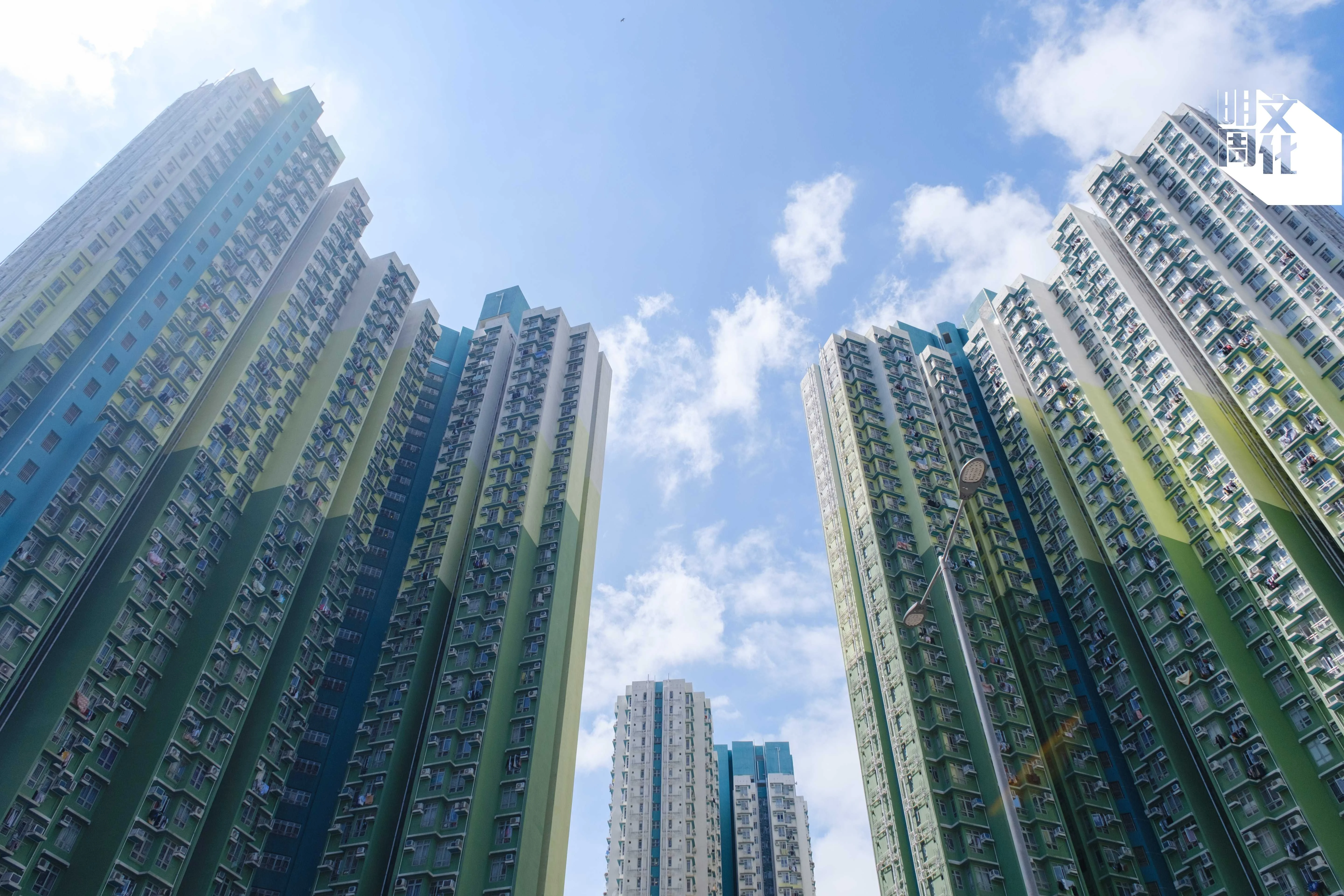 香港近年不少新公共屋邨落成。其中不少基建設施尚未完善，社會服務亦欠缺，故新屋邨社工隊就成為了關鍵的社會服務「駁腳」。