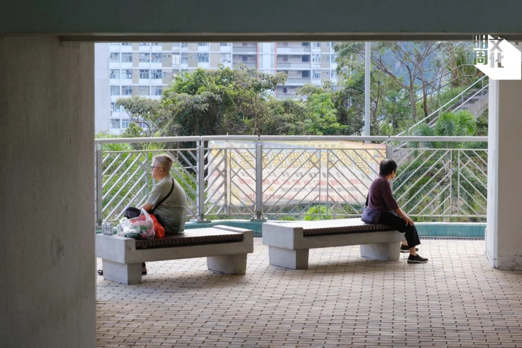 有街坊向因辦事處將租予關愛隊而撤出屋邨的相熟社工表示要「同政府講數」。