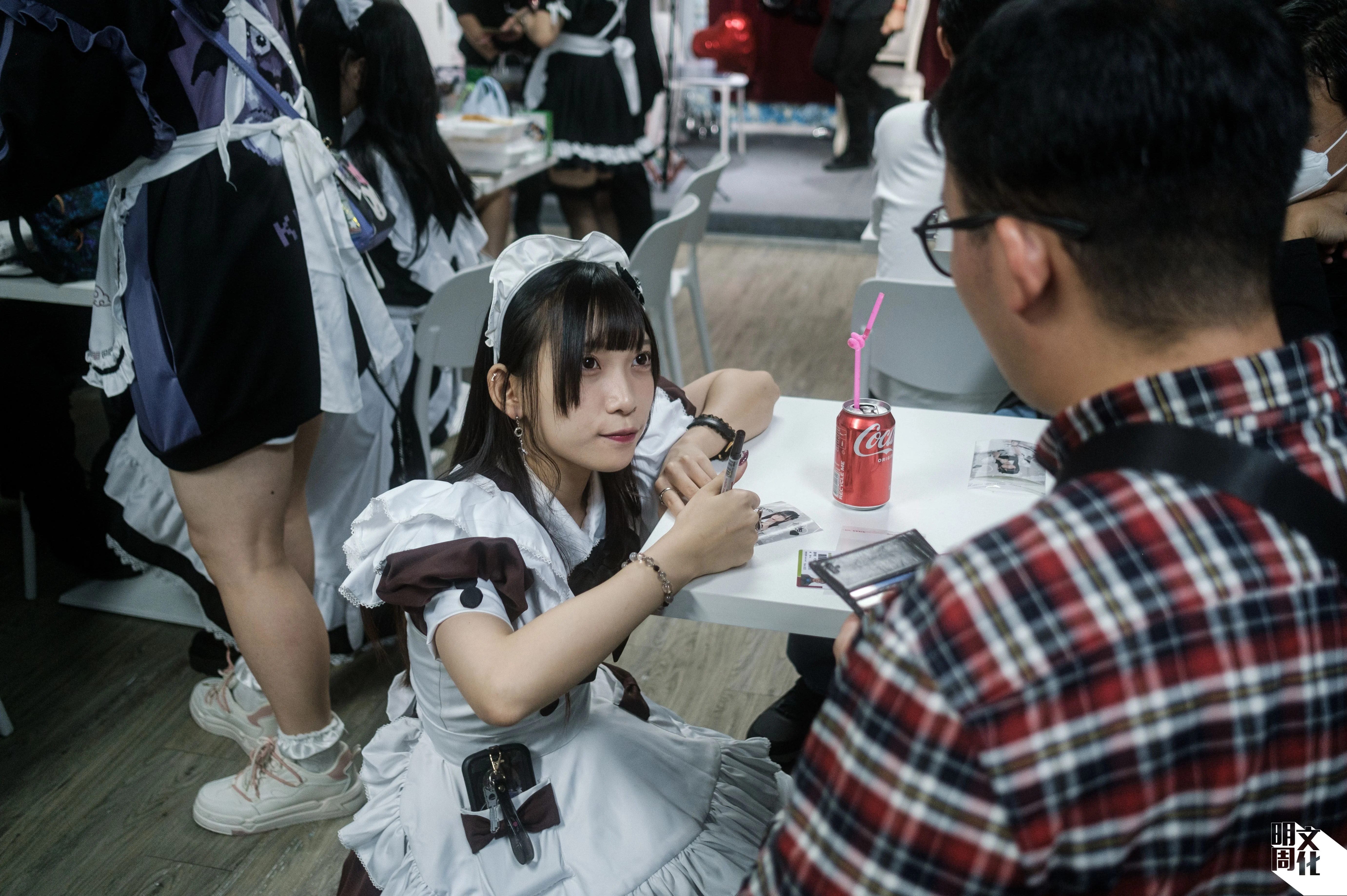 幽夜跟粉絲逐一打招呼、為其簽名，並蹲下與對方聊天。