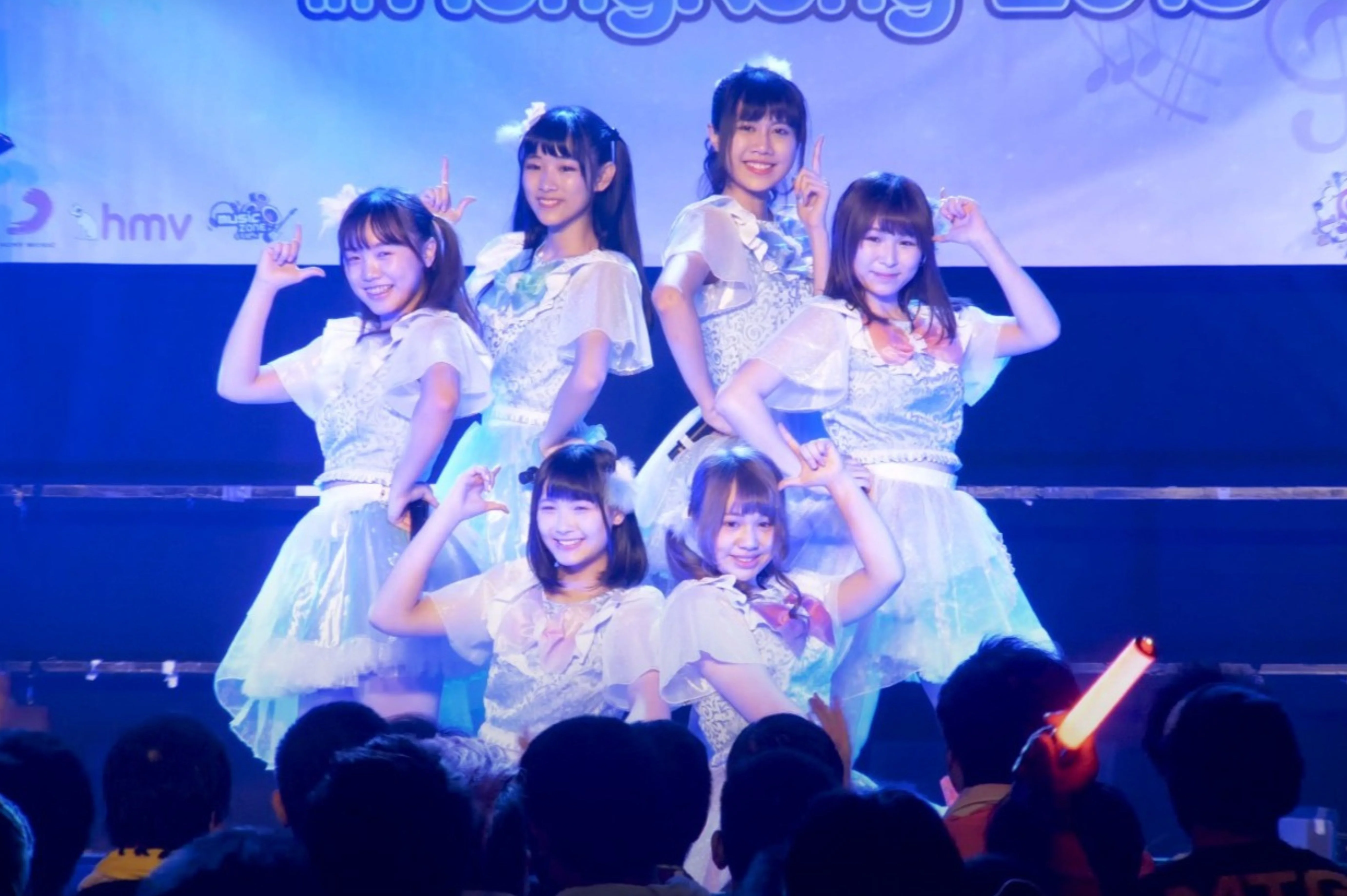 AOI（上排右二）在Ariel Project女團時期一頭長髮，走王道偶像路線。（網上截圖）