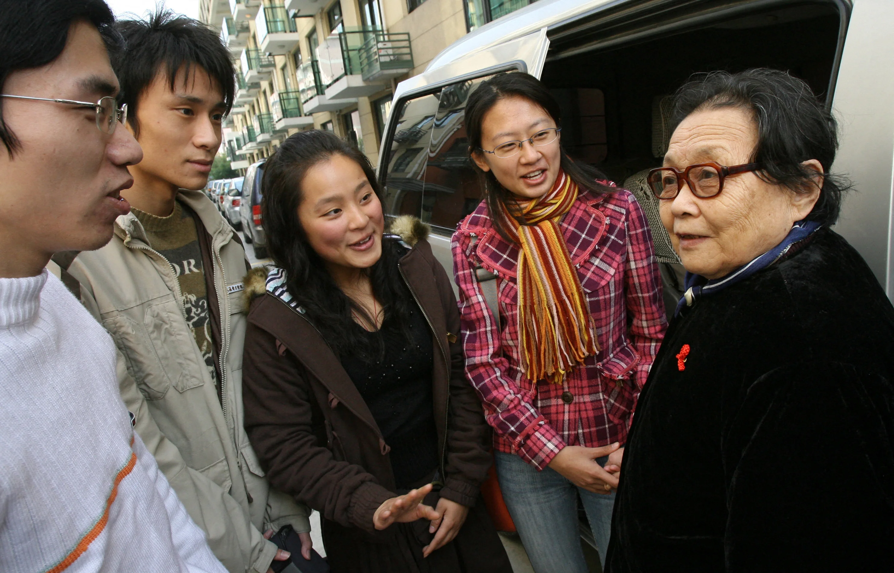二〇〇六年，高耀潔於上海舉行一系列的課程，向大學生宣揚預防愛滋病的訊息。
