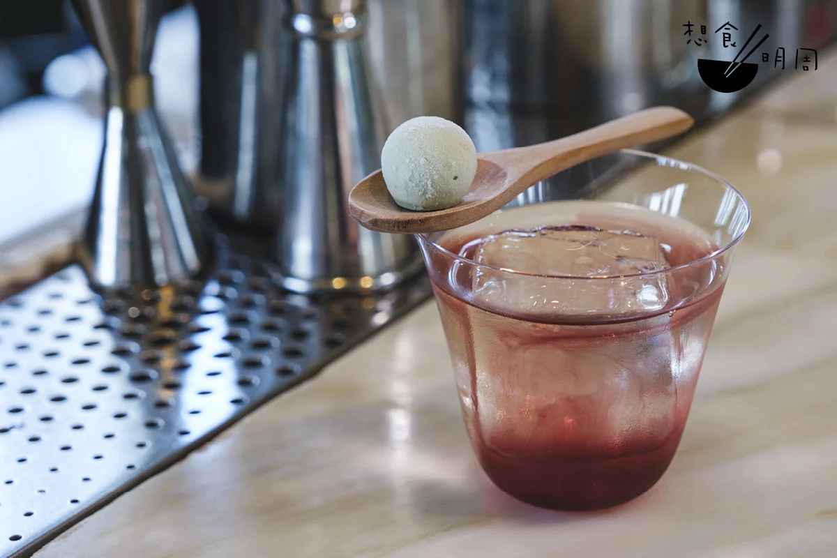 Thief!//基酒為古巴哈瓦那窖藏七年冧酒，加上蜜瓜、 榛果及 Ratafia Rossi 意大利櫻桃開胃酒調成。 最有心思是酒吧留下為這雞尾酒milk washing 的山羊乳酪作為小吃，一口乳酪一口雞尾酒， 像農場主人與你分享的佐酒組合。（$175）