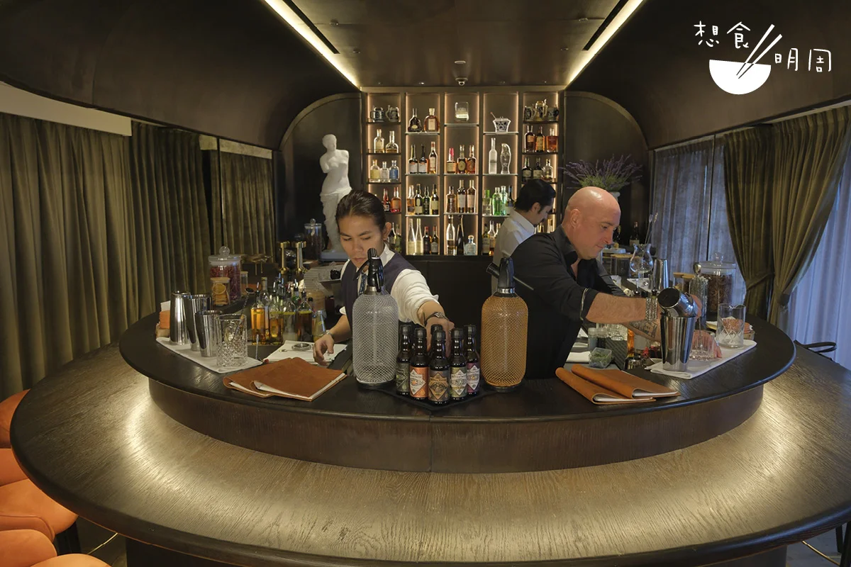 La Suite隱藏在Clarence餐廳之內，設有大「U」形吧枱，加強客人與調酒師的交流。