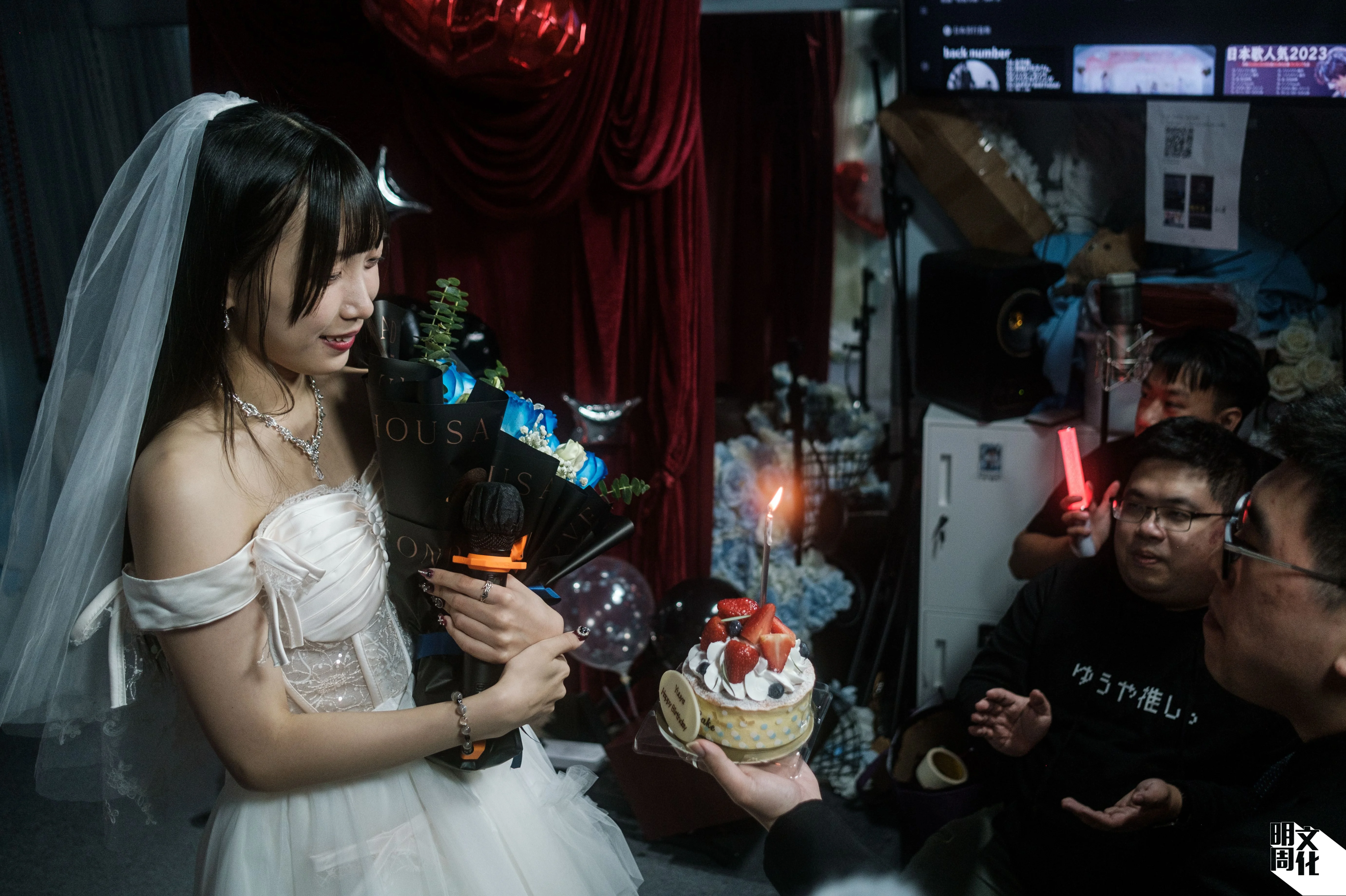 穿上公主裙的幽夜感激粉絲陪伴支持，粉絲Raymond為她送上生日蛋糕。