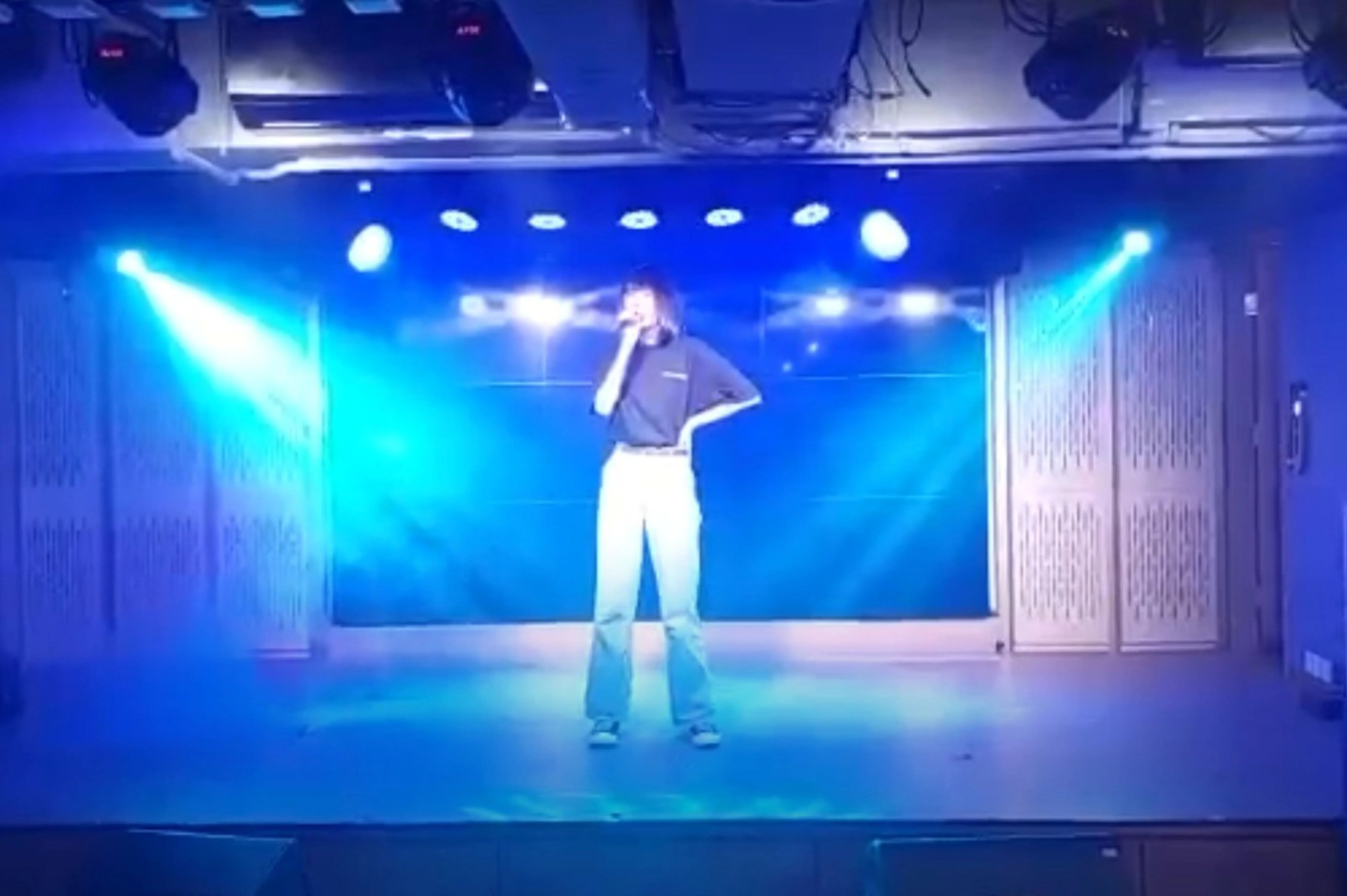 去年八月，身穿T恤、牛仔褲的AOI沒有特別準備，就登上偶像表演舞台。（圖片由受訪者提供）