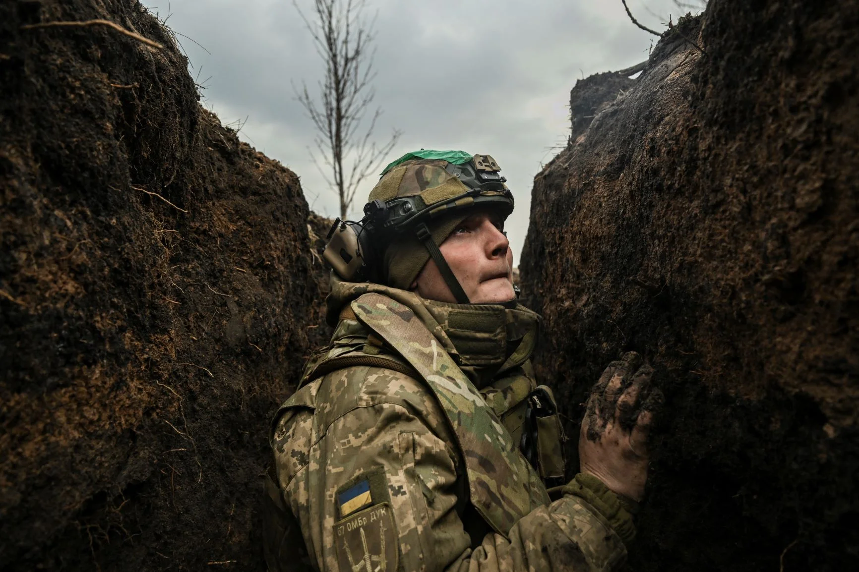 一名藏身於戰壕中的烏克蘭士兵。照片攝於三月。（ARIS MESSINIS / AFP）