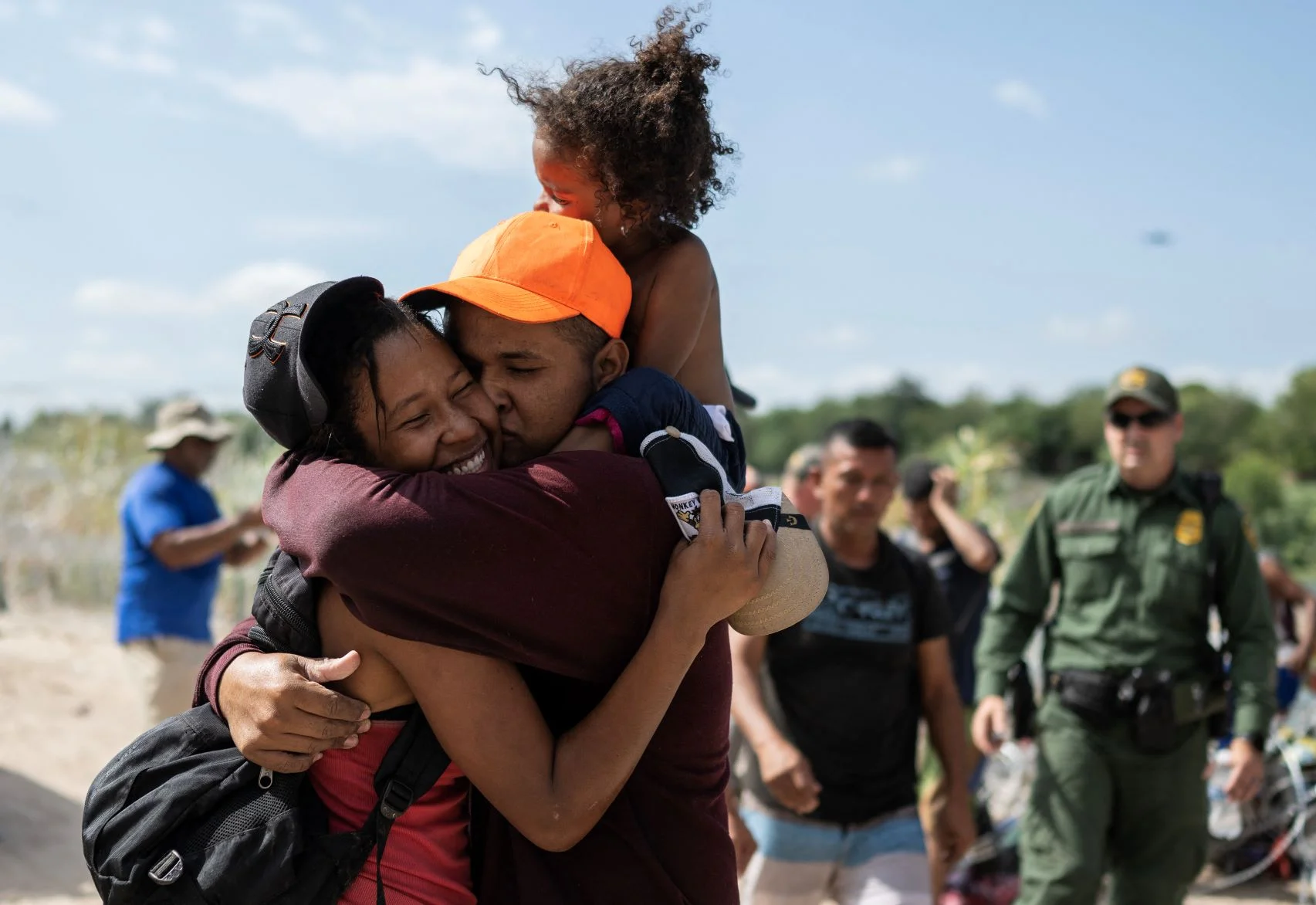 大批移民者於九月遠赴美墨邊境，希望獲准入境美國。一個來自委内瑞拉的移民家庭在格蘭河（Rio Grande）等待數小時後，終於越過鐵絲網圍欄抵達美國。照片攝於九月。（ANDREW CABALLERO-REYNOLDS / AFP）