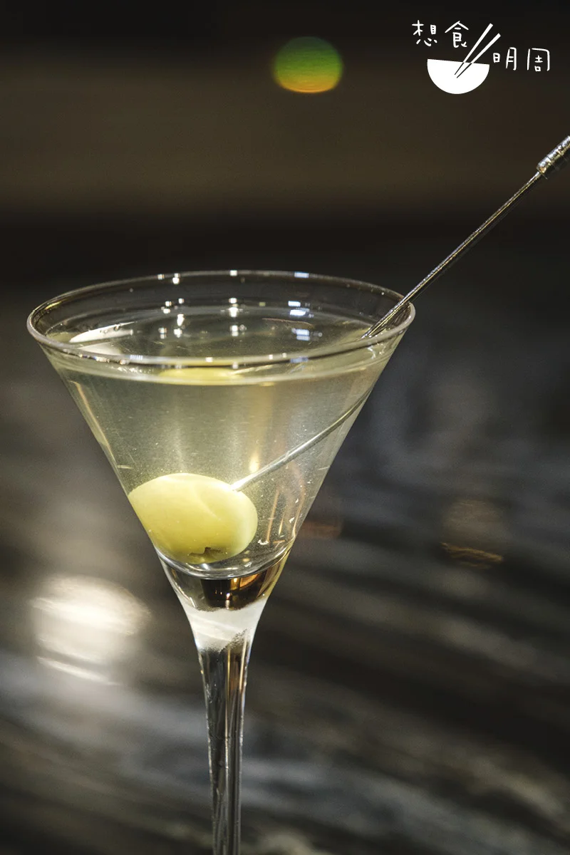 Dirty Martini//The Savory Project的酒單上一、兩款經典雞尾酒。即使經典，每間酒吧也有自家的獨門秘方，不同風味，像香 港不同品牌的雲吞麵。而店內的Dirty Martini除了橄欖和氈酒外，還加入青椒和葡萄酒，旨味層次豐富，鹹香當中帶芳香。（$120）