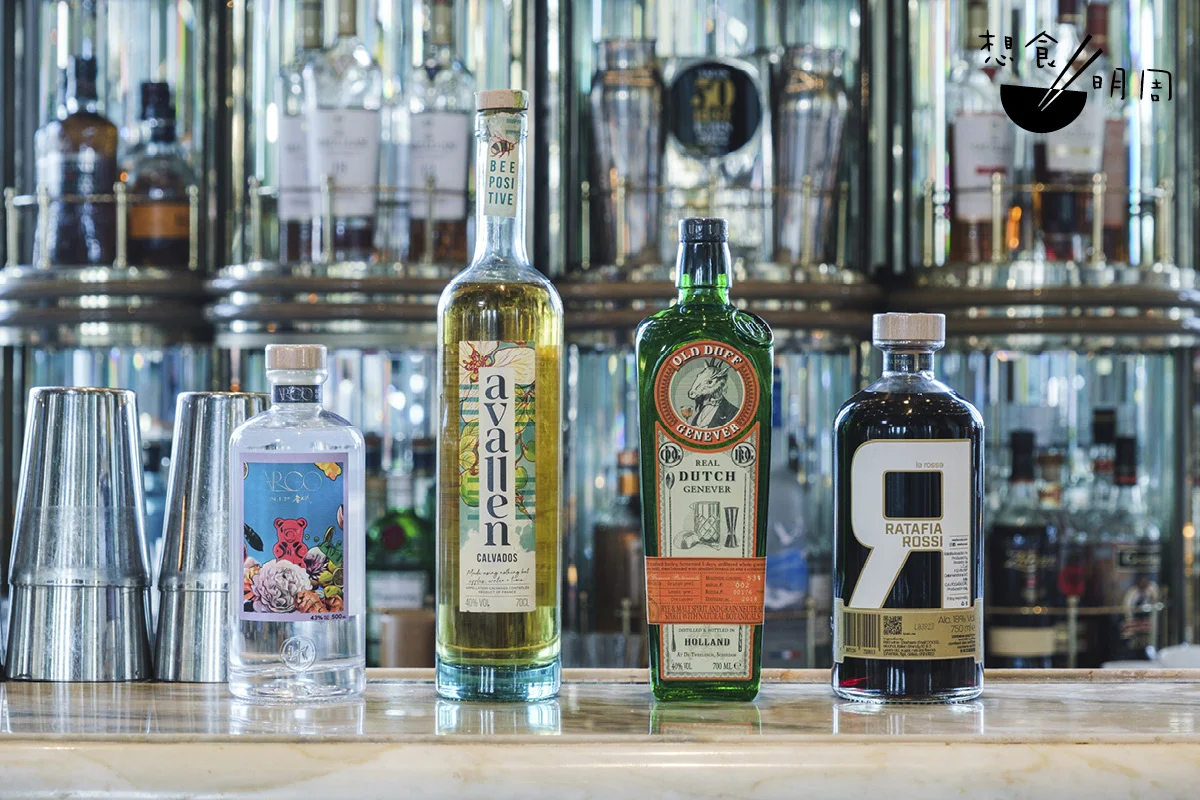 雞尾酒運用了不少香港不常見的烈酒，例如「Old Duff」是呈現最古早杜松子及麥芽風味的氈酒; 「Argo」則是由酒吧與本地酒廠無名氏共同研發的草本酒，採用大嶼山野胡椒、野蜂蜜和二次蒸餾香港製米酒釀成。