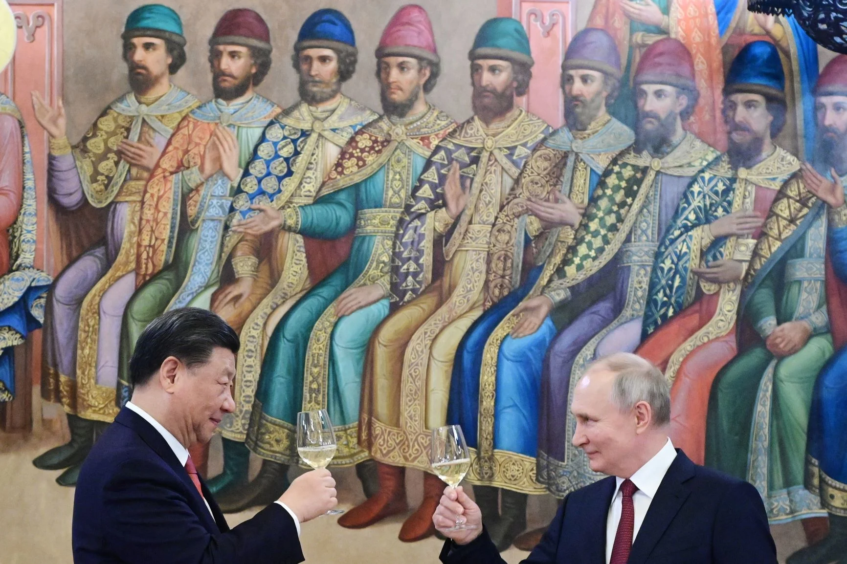 國家主席習近平（左）於三月二十一日國事訪問俄羅斯，與俄羅斯總統普京（右）在克里姆林宮會談，二人於招待會上舉杯。（PAVEL BYRKIN / SPUTNIK / AFP）