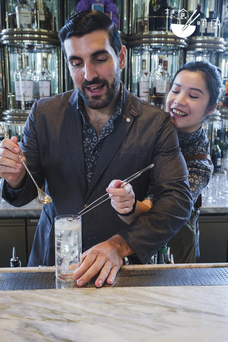 二人合力做一杯雞尾酒， 並沒有手腳亂。Federico拿着在花崗岩上烤過的珍珠洋葱， Yvonne讓伏特加流過珍珠洋葱再流到杯內，事前沒綵排，每個動作卻如行雲流水。