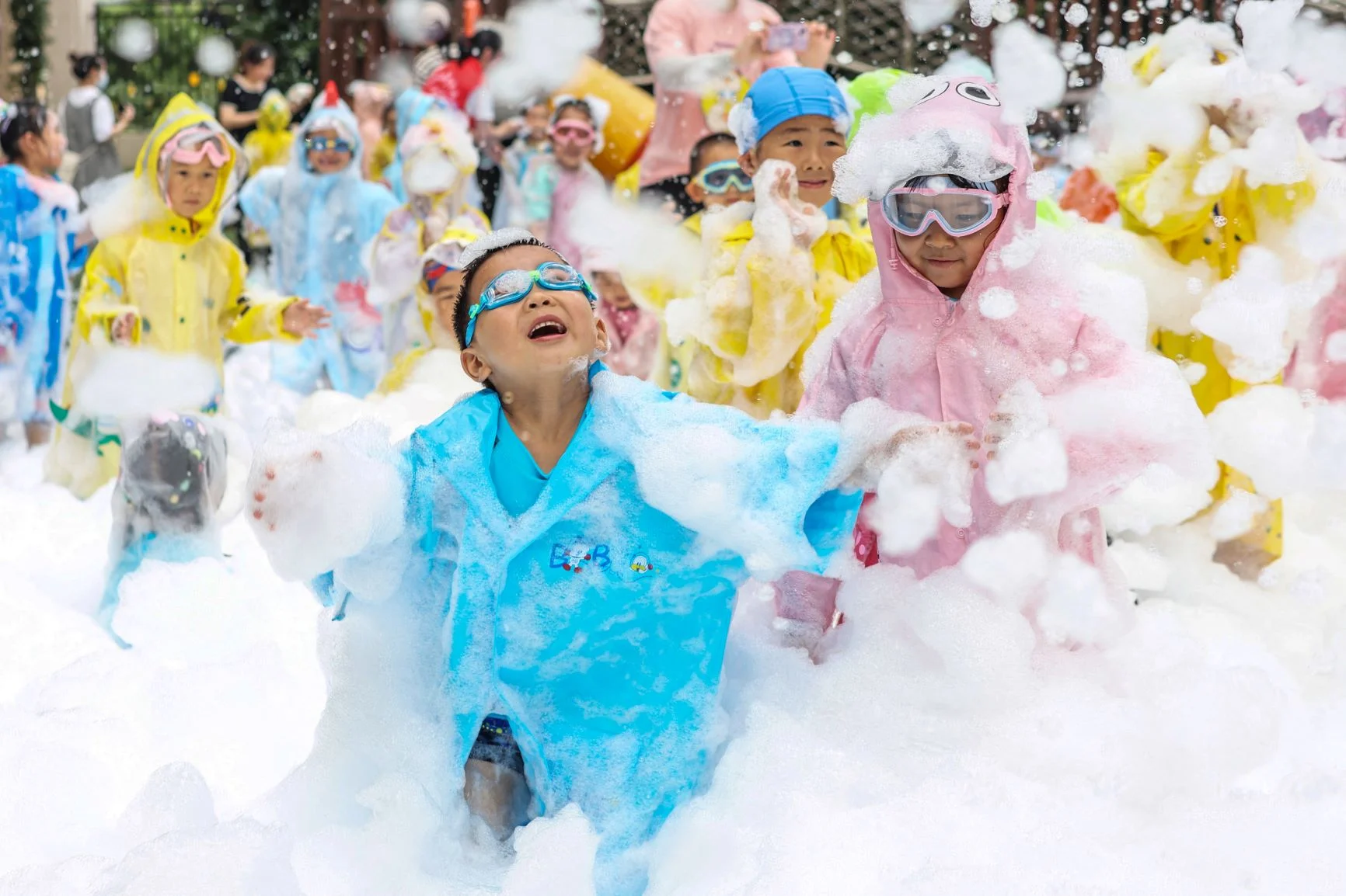 在南京一間幼兒園，小朋友正在玩泡泡，慶祝「六一國際兒童節」。照片攝於五月底。（STR / AFP）