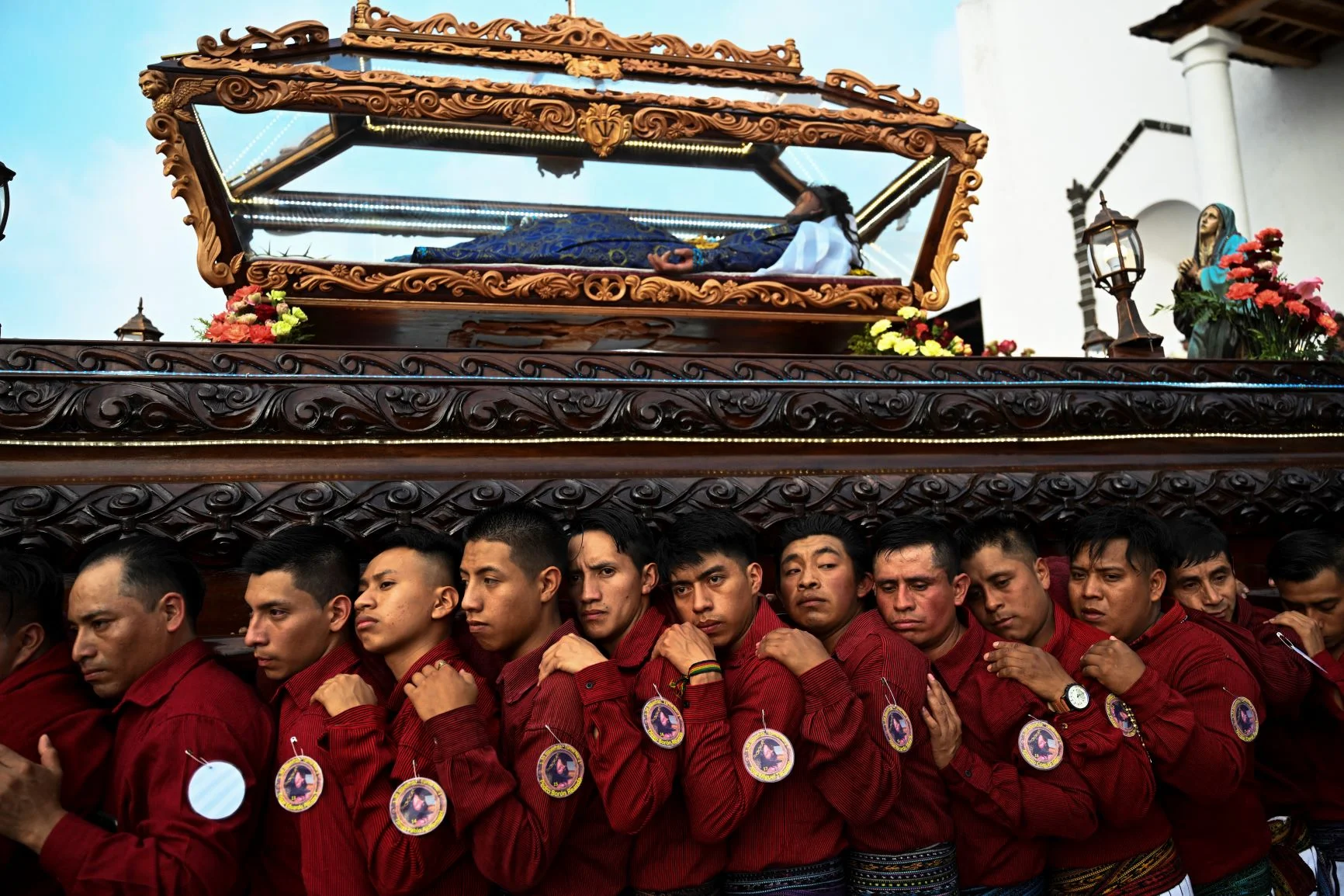 一眾危地馬拉的天主教徒參與於耶穌受難日的「耶穌安葬儀式（Holy Burial procession）」。當地的聖週融合西班牙殖民時期的風格及瑪雅傳統，被聯合國教科文組織列為非物質文化遺產。（JOHAN ORDONEZ / AFP）