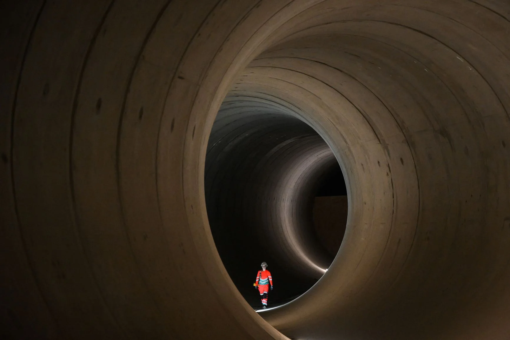 一名土木工程師在一條七米長、位於倫敦泰晤士河建築工地內的隧道行走。照片攝於六月。（DANIEL LEAL / AFP）