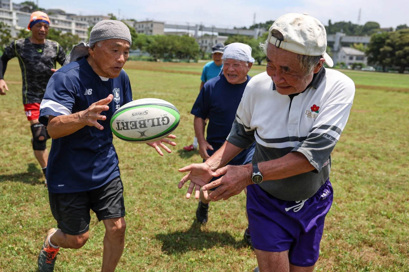 現年八十五歲的日本欖球運動員Yasutake Oshima（右）正和隊友於鎌倉市（Kamakura）一個運動場進行訓練，他們所屬隊伍內所有球員均已年過七十。當地目前約有一百五十個俱樂部，專為四十歲以上的欖球運動員舉辦比賽。照片攝於六月。（KAREN HAIBARA / AFP）