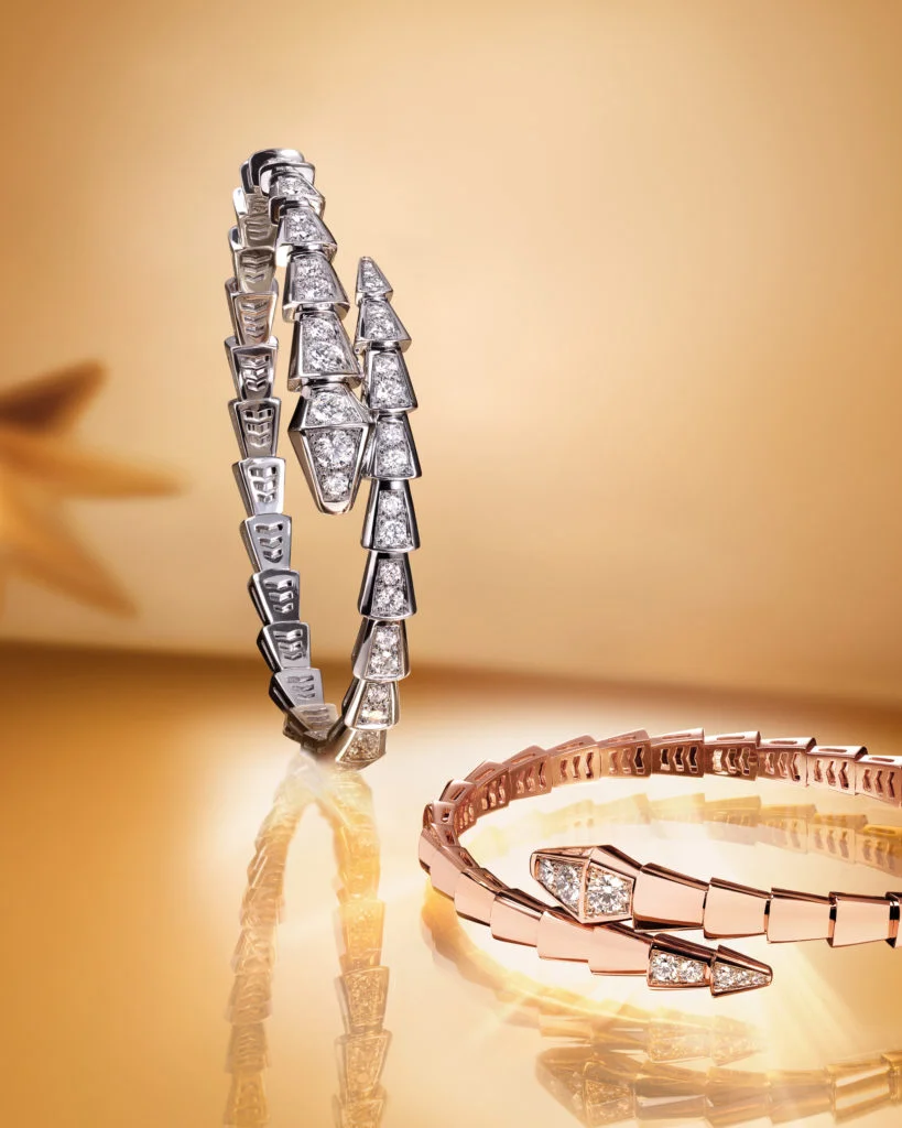 Bvlgari Serpenti Viper 白金手鐲，鑲飾密鑲鑽石，大型款式 $277,000；玫瑰金手鐲，鑲飾半密鑲鑽石，小型款式 $81,200。