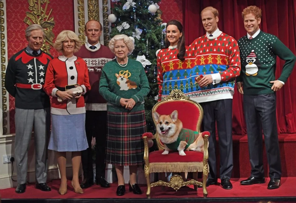 蠟像版英國皇室成員穿着醜毛衣 