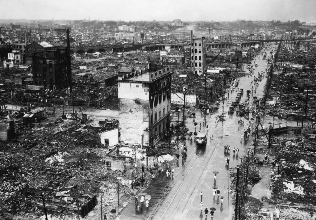 一九二三年，為時幾分鐘的地震，讓日本關東地區淪為廢墟，幾日間十萬人喪生，當時日本有謠傳整個關東地區已「沉沒」。