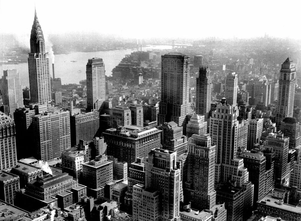 一九三○年紐約的高樓大廈林立，圖左後方為剛落成的佳士拿大廈——當時全球最高建築物，不足一年，帝國大廈取而代之。