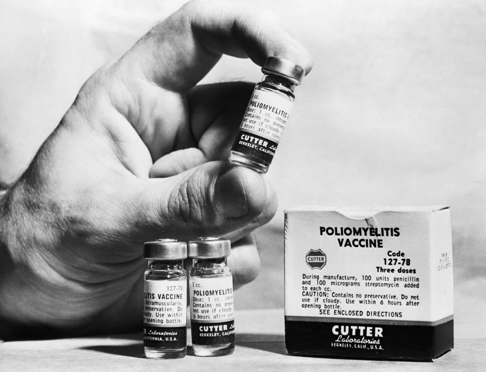 一九二八年蘇格蘭人弗萊明發現了盤尼西林的殺菌功效，當時鮮為世人所知，但在十多年後的二戰大派用場；這可能是歷史上拯救了最多人性命的偉大發明。