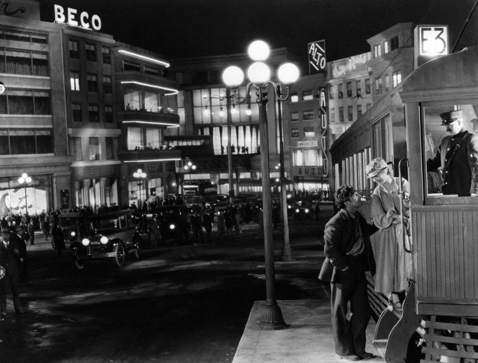 3.茂瑙 (F. W. Murnau) 的名作《Sunrise: A Song of Two Humans》(1927) 劇照，反映當時的衣著和不夜城的霓虹景象。女主角珍納姬娜(Janet Gaynor) 憑此片和同年另兩部電影贏得第一屆奧斯金像獎最佳女主角。