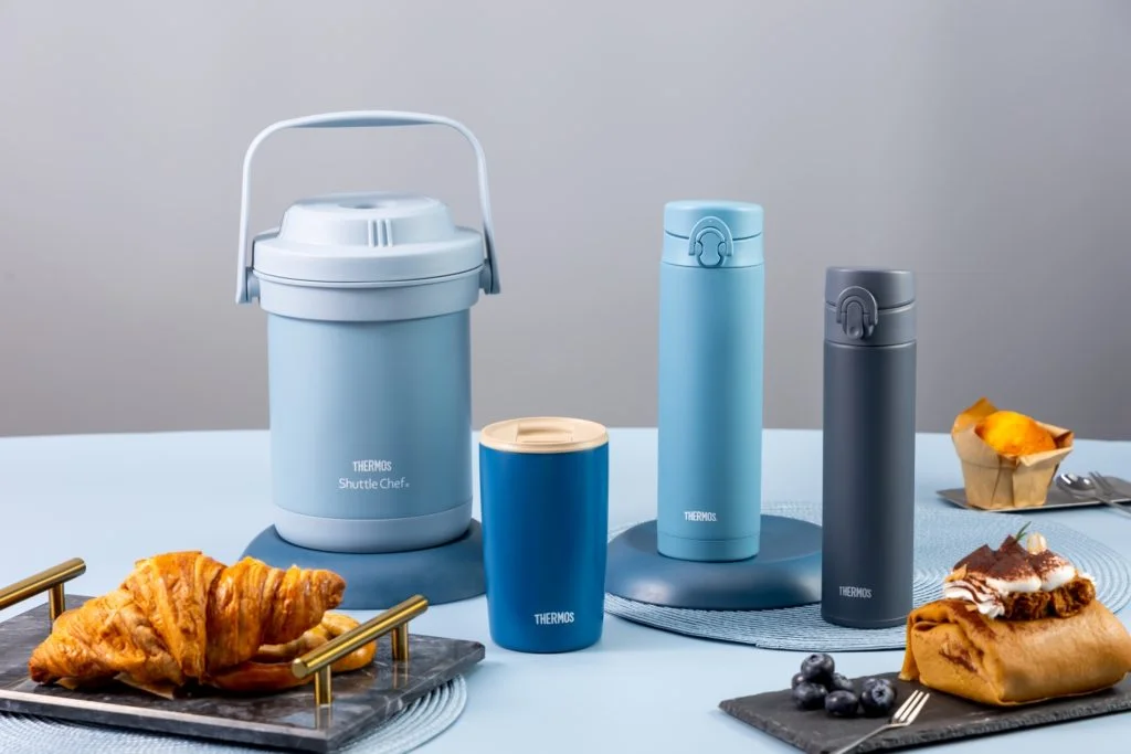 THERMOS Tcra系列1.8公升真空煲 $738、JDP系列400毫升保溫杯 $298、JNF系列500毫升保溫瓶 $358、JNI系列400毫升保溫瓶 $348，治癒的藍色，味覺的溫度，喚起溫暖回憶。