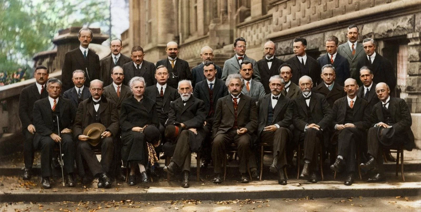 2.一九二七年十月於比利時舉行的第五屆索爾維會議 (Solvay Conference，每三年舉辦一次，專門討論物理和化學上難解的謎題)，拍了一張被譽為二十世紀「智商最高的合照」。中座者為愛因斯坦，第二行最右為玻爾，二十九人之中只有一名女性——居禮夫人。從左至右，後排：A. Piccard, E. Henriot, P. Ehrenfest, E. Herzen, Th. De Donder, E. Schrödinger, J.E. Verschaffelt, W. Pauli, W. Heisenberg, R.H. Fowler, L. Brillouin; 中排：P. Debye, M. Knudsen, W.L. Bragg, H.A. Kramers, P.A.M. Dirac, A.H. Compton, L. de Broglie, M. Born, N. Bohr; 前排：I. Langmuir, M. Planck, M. Curie, H.A. Lorentz, A. Einstein, P. Langevin, Ch. E. Guye, C.T.R. Wilson, O.W. Richardson。